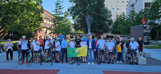 Ekipa velenjskih kolesarjev s podporniki, ki so se v petek, 13. zapovrstjo, podali na pot proti Srebrenici