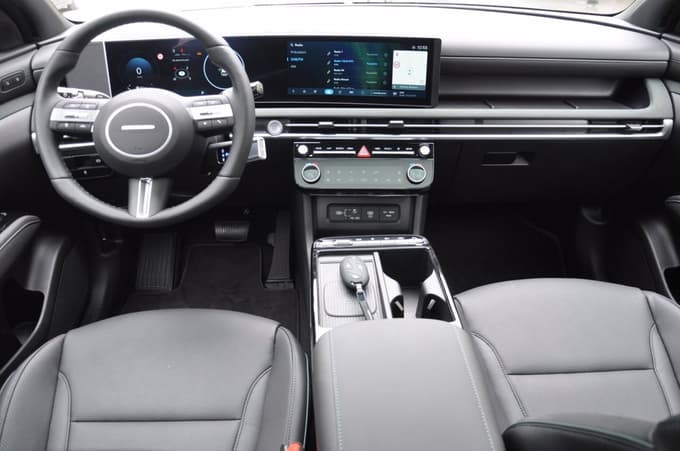 V notranjosti je nov volan, dva nova zaslona pa tvorita merilnike in infozabavni sistem. 