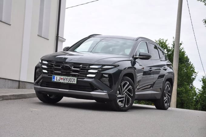 Na zunanjosti so rahlo spremenili videz sprednjih lučni, nova sta sprednji in zadnji odbijač. 