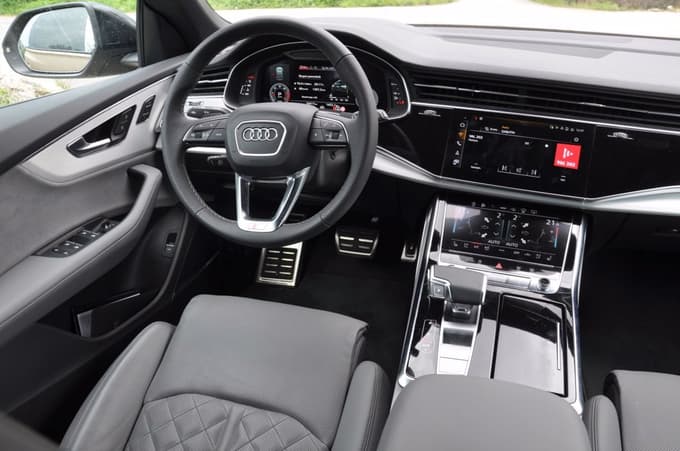 Kljub trendu popolne digitalizacije tudi pri Audiju ima notranjost še vedno nekaj klasičnih oblikovnih prijemov.