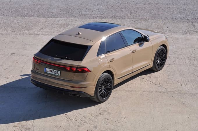 Ni vse v elektriki, pravijo. Stari dobri dizel z ogromno moči omogoča tudi do 900 kilometrov dosega.