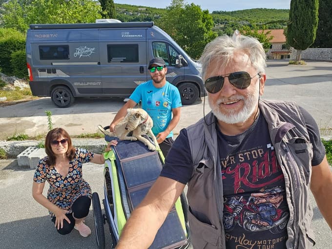 Romana in Zvone Šeruga sta naredila 100 kilometrov dolg ovinek, da sta se srečala z Olijem in Carlitos.