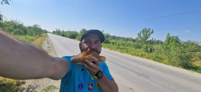 Burek in jugurt - to je vse, kar Oli potrebuje za začetek dneva. V Nišu ga trenutno veliko bolj razvajajo. "Spet pridno pridobivam 'kile'," pravi Oli.