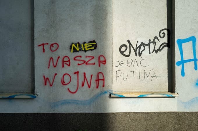 Protiruski grafit v Varšavi z napisoma "To ni naša vojna" in "Je... Putina"