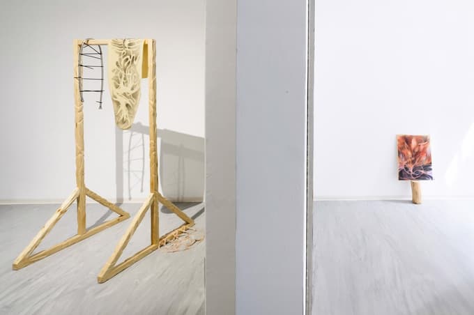 Dela so na razstavi razporejena v treh prostorih.