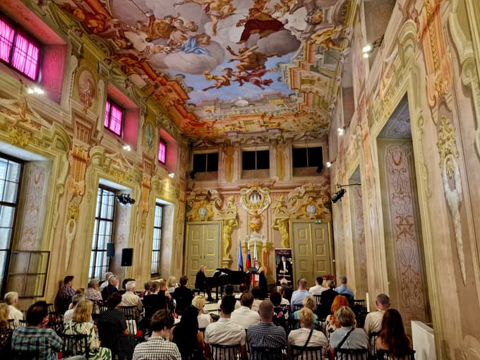 Zaradi zamakanja so ogrožene tud baročne freske slikarja Franza Ignaca Flurerja v viteški dvorani.