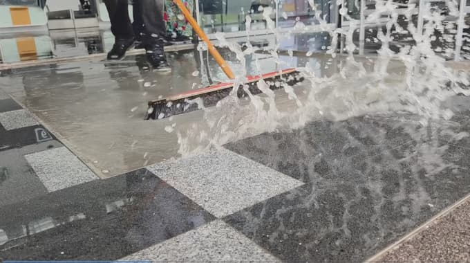 Ministrstvo leto po ujmi, ki je uničila streho potniškega terminala, izbralo izvajalca sanacije na mariborskem letališču