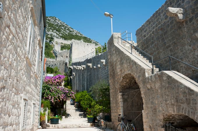 Domačini so obupani, pristojni pa nič: Priljubljena turistična točka na Hrvaškem v nevarnosti