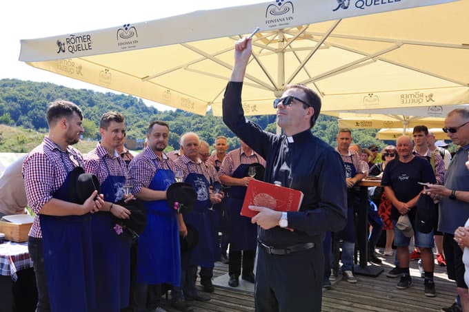 Kozolec je blagoslovil malečniški župnik Sebastijan Valentan.