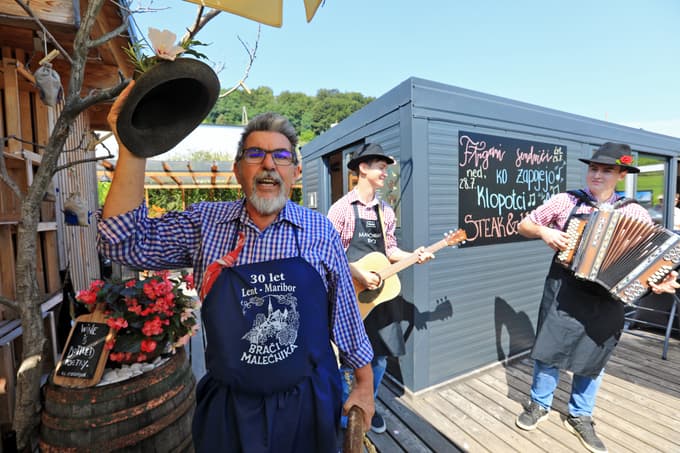 Nad malečniškimi vinogradi bdi tudi ovtar Slavek.