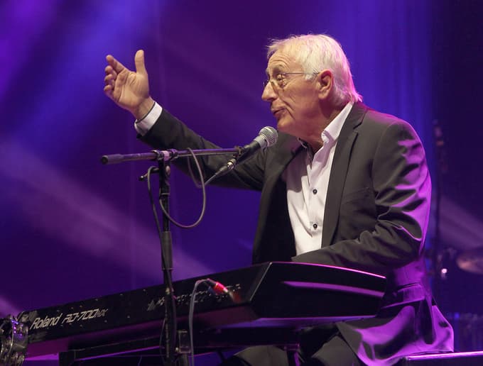 (FOTO in VIDEO) Legenda je odšla: Zaspal je Oliver Dragojević