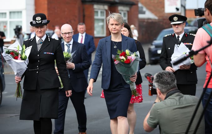 Notranja ministrica Yvette Cooper na kraju nepredstavljivega zločina.