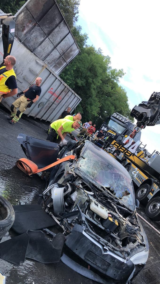 Na prizorišče so pripeljali kontejner z vodo in električni avtomobil potopili za 24 ur.