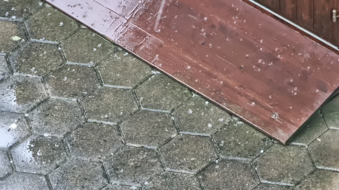 (VIDEO) Nevihta iz Avstrije prešla Maribor in prinesla točo, na Koroškem trgalo drevesa in strehe