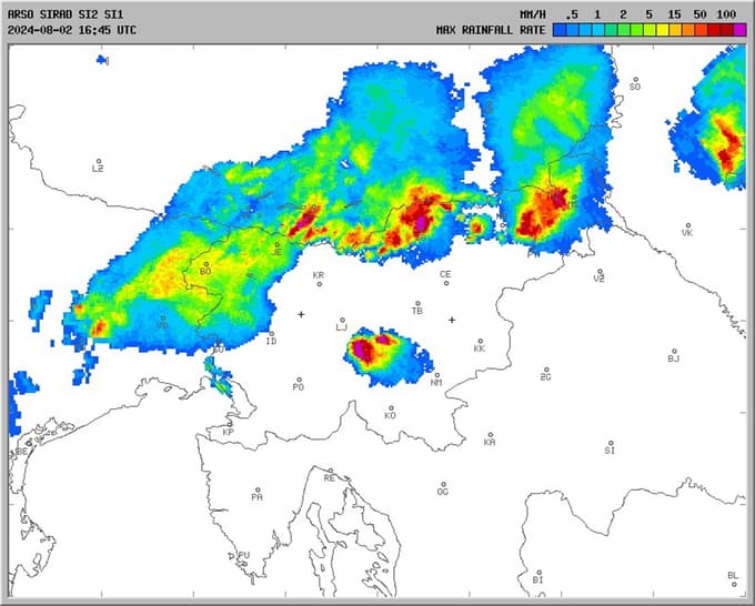 (VIDEO) Nevihta iz Avstrije prešla Maribor in prinesla točo, na Koroškem trgalo drevesa in strehe