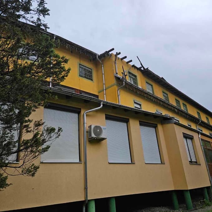 Odtrgalo je tudi del ostrešja. 