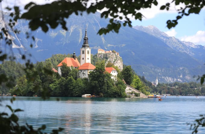 Bled ponuja prenočitve od preprostih sob v hostlih do razkošnih hotelskih suit ob jezeru.