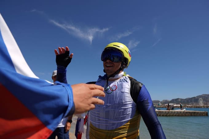 Paris 2024 Olympics - Sailing - Men's Kite Final - Marseille Marina, Marseille, France - August 09, 2024. Toni Vodisek of Slovenia celebrates after winning silver. REUTERS/Jeremy Lee