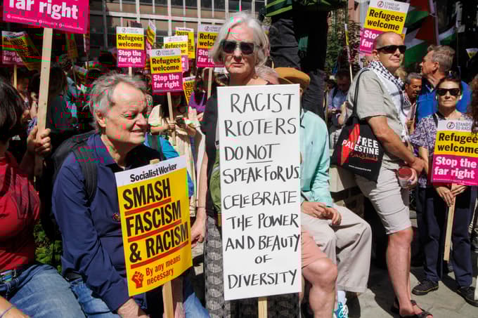 V Združenem kraljestvu množični protesti proti rasizmu