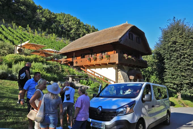 Med tremi ponudniki je goste prevažal kombi Nogometnega kluba Jarenina.