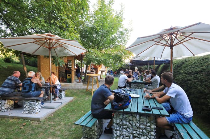 V vročem vremenu je bilo pri Skupkovih mogoče posedeti tudi v senci.