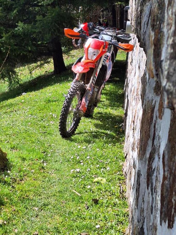 Vladarji na motorjih ob popivanju in veseljačenju v pohorskih gostinskih lokalih svoje konjičke skrivajo ob kakšnih javnosti manj vidnih stenah ali za gostinskimi lokali.