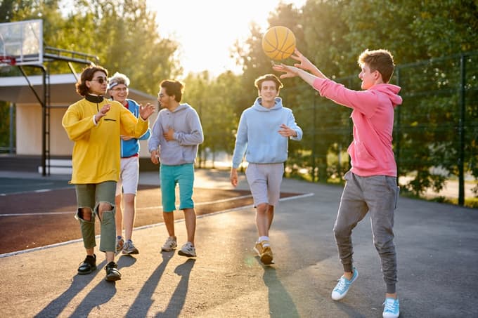 Otroci naj se popoldne gibajo in grejo pravočasno v posteljo