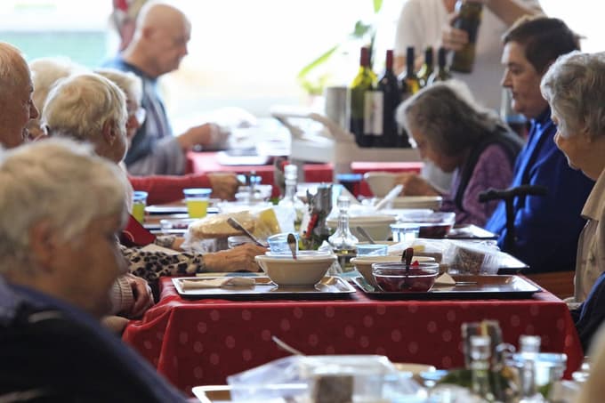 Pri razmeroma samostojnih prebivalcih DSO je vnos maščob in živil živalskega izvora nekoliko višji od priporočil, ogljikovih hidratov in prehranskih vlaknin pa zaužijejo manj, kot je priporočljivo, kaže raziskava. 