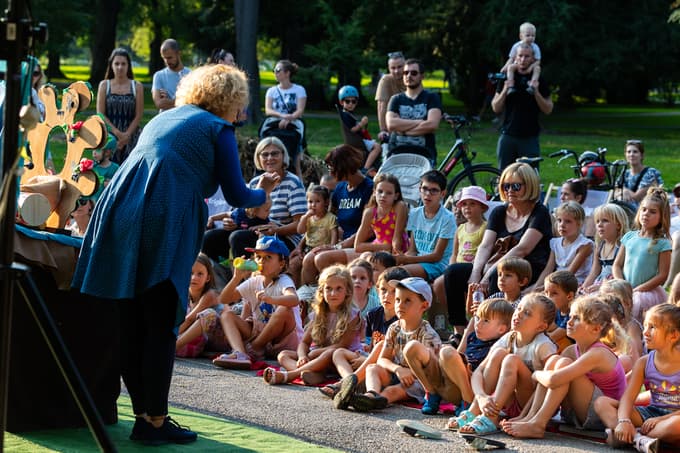 Večina predstav bo na prostem, na zunanjih prizoriščih Lutkovnega gledališča Maribor, v sodelovanju z Art kampom v Mestnem parku Maribor, pred Umetnostno galerijo Maribor in na Mariborskem otoku.