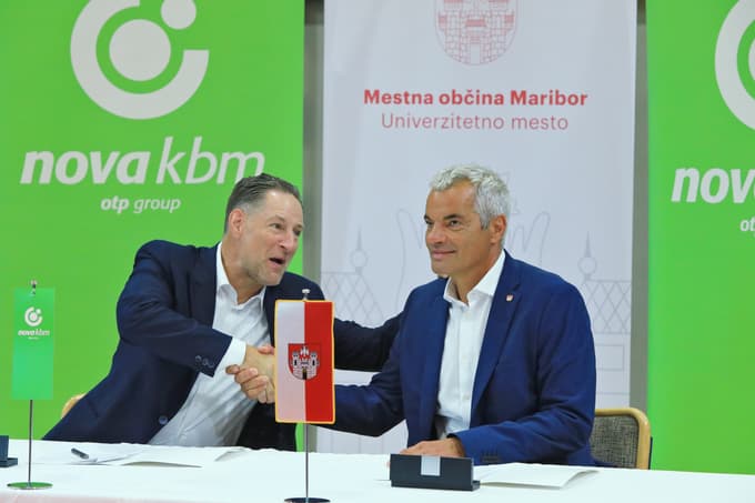 Donatorsko pogodbo sta podpisala John Denhof in Saša Arsenovič.  