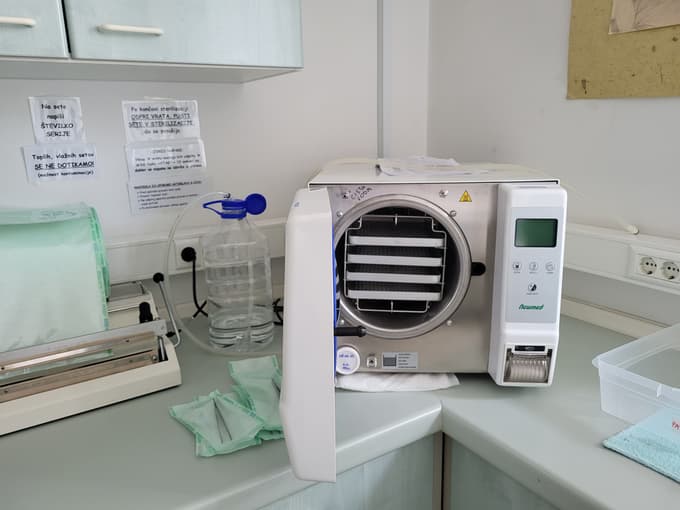 Po terenu sledi priprava instrumentov - škarij, pincet, skalpelov. Posebno pomemben je pri tem sterilizator. 

 