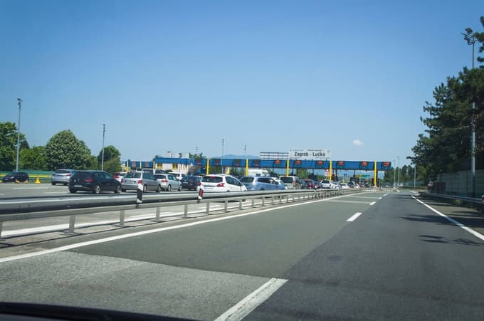 Obvoznica bo sicer dobila tretji pas, vendar se promet nato nadaljuje proti cestninski postaji Lučko, kjer se cesta ponovno združi v samo dva pasova.
