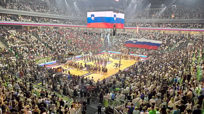 (FOTO in VIDEO) Zlati košarkarski kapetan v razprodanih Stožicah sklenil kariero