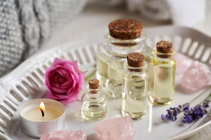 Izbiramo lahko med približno 500 esencialnimi olji, vsako od njih pa ima specifične lastnosti.