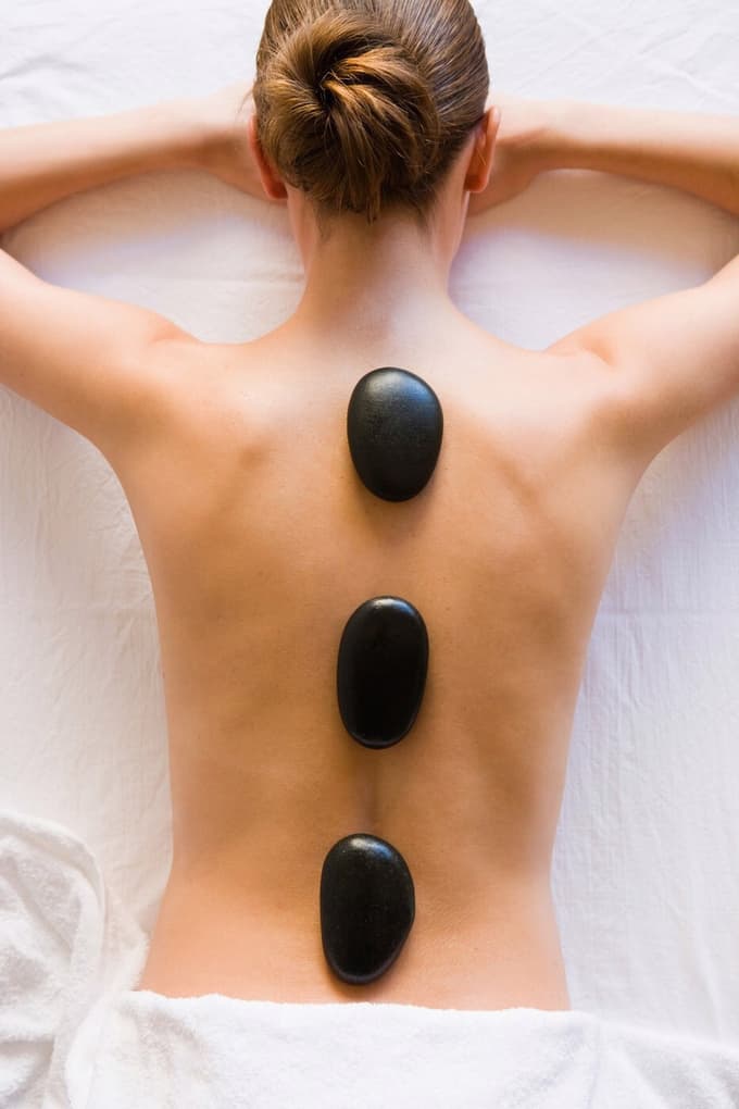 Segreto vulkansko kamenje lahko maser namesti na določene točke na telesu, lahko pa z njim izvaja masažo.