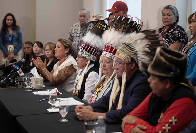 Člani družine umorjene Morgan Harris in poglavarji nekaterih staroselskih narodov v prenapolnjeni sodni dvorani.