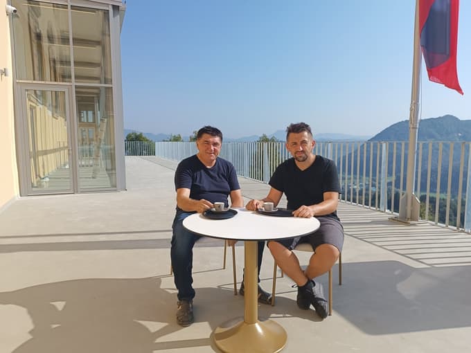 Peter Misja in sin Boštjan Misja, direktor Turizma Podčetrtek, ob kavi na terasi gradu.