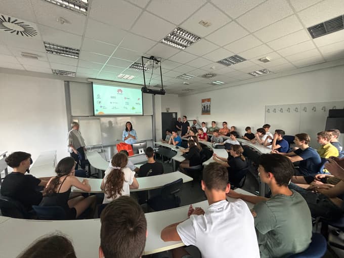 Na primeru globalnega tehnološkega podjetja Huawei je Gordana Kisilak predstavila, kako kibernetsko varnost uresničujejo vsi zaposleni v podjetju in kako je integrirana v vse procese, storitve in izdelke podjetja,