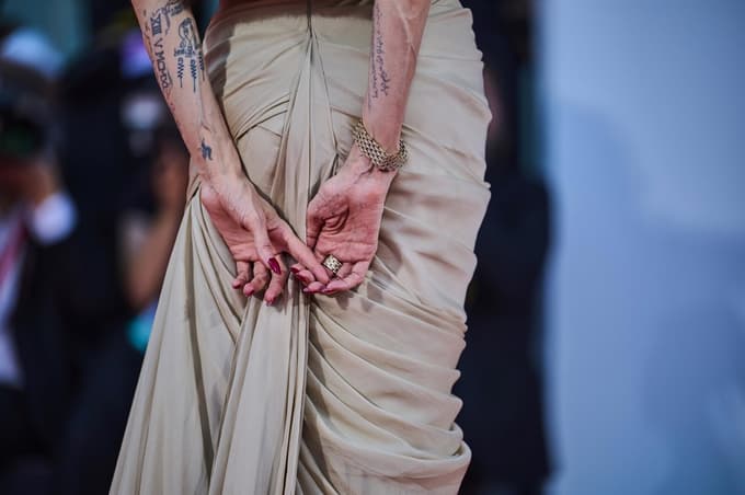 (FOTO) Kaj je narobe, Angelina? Fotografije njenih koščenih, žilastih rok iz Benetk se širijo po spletu in vzbujajo skrb