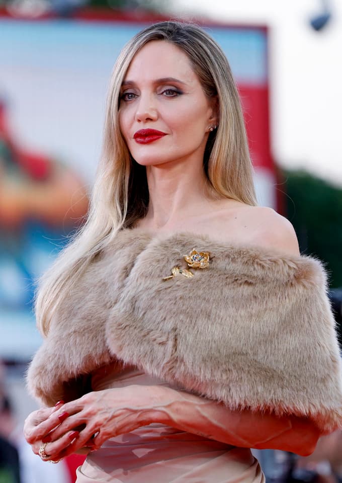 (FOTO) Kaj je narobe, Angelina? Fotografije njenih koščenih, žilastih rok iz Benetk se širijo po spletu in vzbujajo skrb