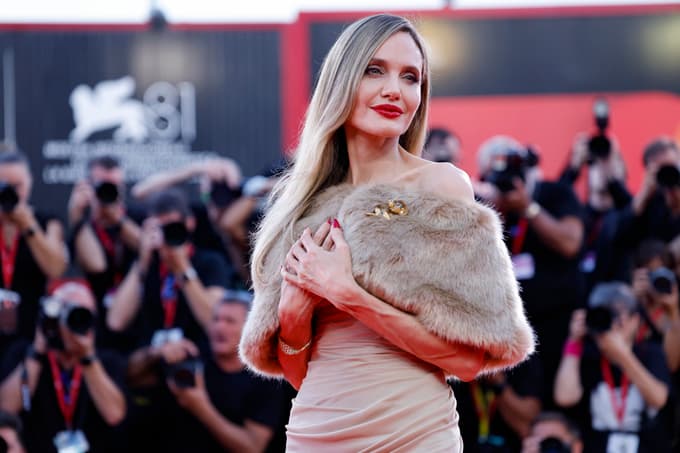 (FOTO) Kaj je narobe, Angelina? Fotografije njenih koščenih, žilastih rok iz Benetk se širijo po spletu in vzbujajo skrb