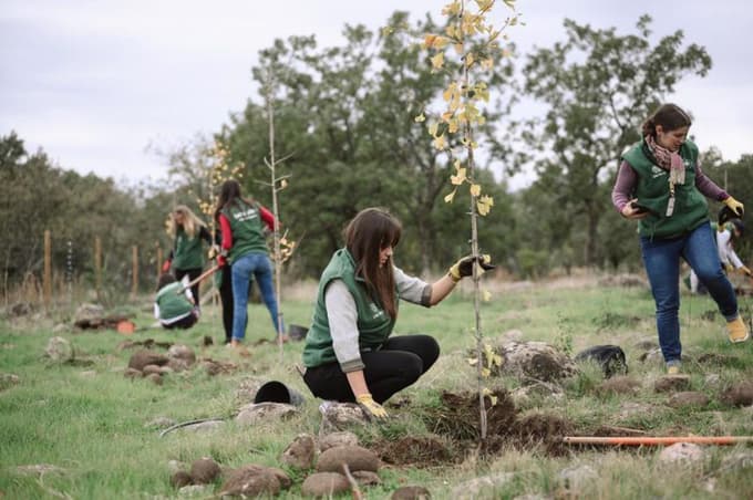 K prijavi spodbujajo tudi mlade ženske, ki so zapustile svoje rodne vasi, da bi študirale v mestu, a še vedno želijo prispevati k svoji lokalni skupnosti.