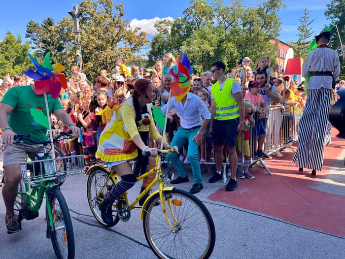 Na prizorišče se je pripeljala z rumenim kolesom. 