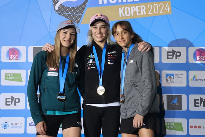 Janji Ganbret sta družbo na odru za zmagovalke delali Avstrijka Jessica Pilz na drugem mestu in Američanka Annie Sanders na tretjem. 