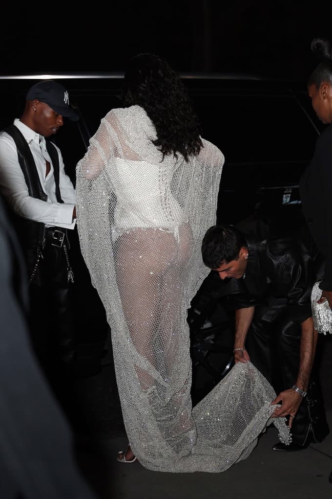 Zaradi obleke je potrebovala asistenco.