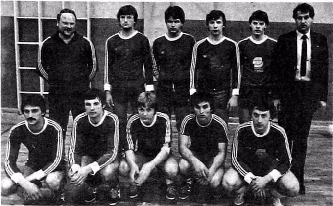 Jedro ekipe OK Maribor, ki se je leta 1980 uvrstila v elitno jugoslovansko ligo, od leve, stojijo: trener Milan Primec, Marko Brumen, Darko Lečnik, Igor Travnik, Danilo Maučnik, tehnični vodja Peter Greif; čepijo: Branko Lamut, Bojan Primec, Darko Žuran, Luka Lobnik, Karl Turk; manjka Davorin Mejal.