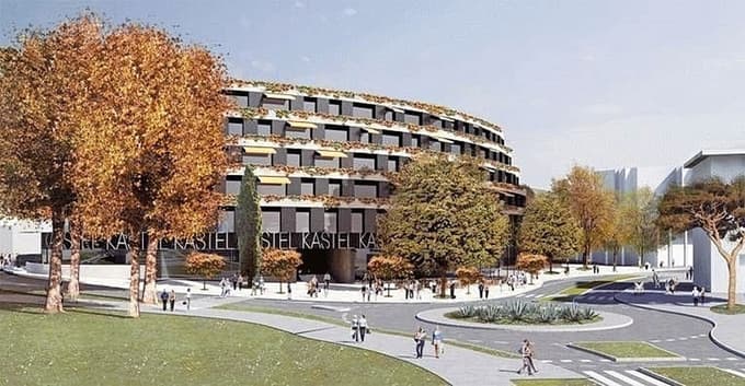 Oranžna barva kaže občinske parcele na Kaštelu v Portorožu, ki obkrožajo lastnino družbe Putro. Če bo trgovska palača kdaj zgrajena, naj bi bila visoka kot bližnji hotel Kempinski.