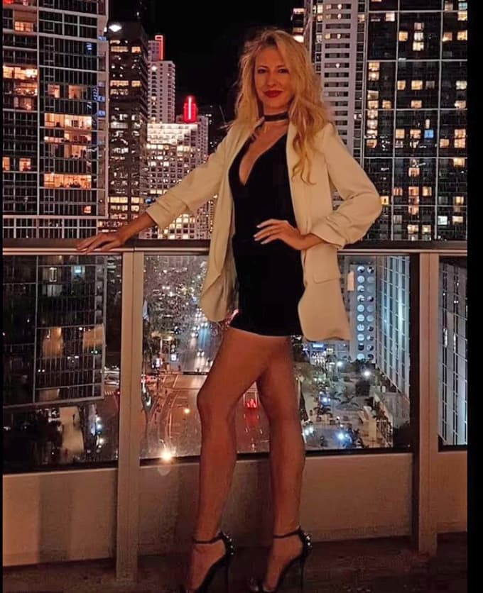 Par naj bi bil v relativno običajni zvezi, dokler Thomas, sin znanega bernskega odvetnika, leta 2022 ni ustanovil svojega svetovalnega podjetja.