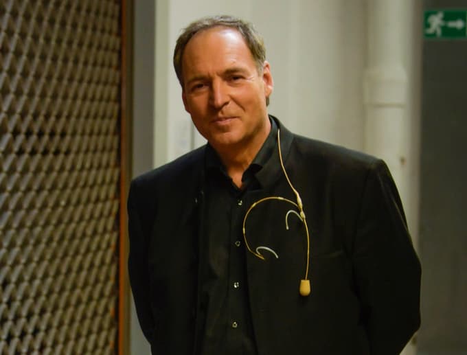 "Država bi morala subvencionirati vsaj davek pri nakupu kibernetskih orodij za zaščito in za nadzor ter tekoče poslovanje," je prepričan sogovornik.