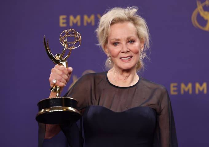 Emmyja za najboljšo komedijo je dobila serija HBO Hacks, ki je Jean Smart prinesla tudi emmyja za glavno žensko vlogo v komediji.